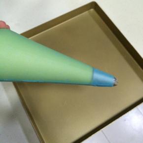 裱花袋内装入裱花嘴，然后装入曲奇面糊。