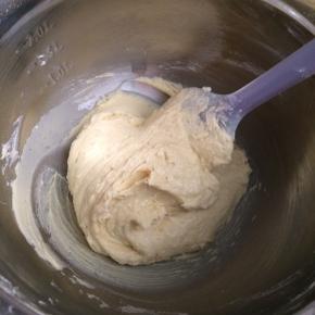 用刮刀翻拌均匀至无干粉状态。