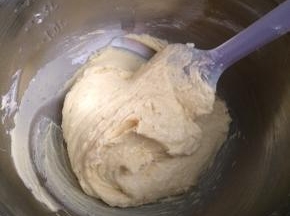 用刮刀翻拌均匀至无干粉状态。
