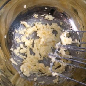 用电动打蛋器搅打几下。