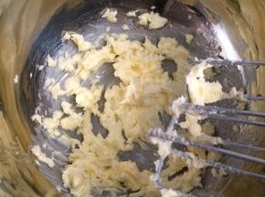 用电动打蛋器搅打几下。