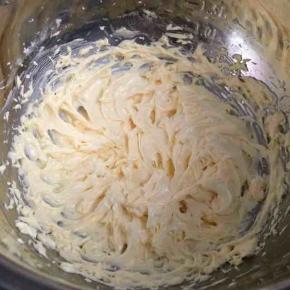 搅打至黄油体积膨大一倍，颜色变浅。