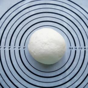 面粉中加入热水，揉成一个光滑的面团，盖上湿布醒10分钟。