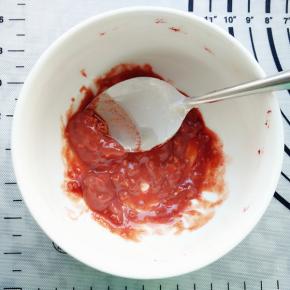 将腐乳压成泥。