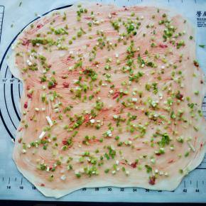刷上腐乳，撒上葱花。