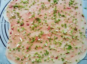刷上腐乳，撒上葱花。