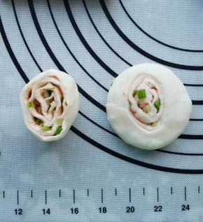 将小剂子竖直放，并用手掌压扁成饼。