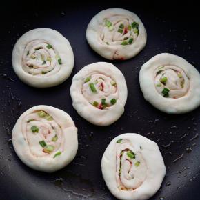 锅烧热刷一层薄油，放上小饼，小火烙制。