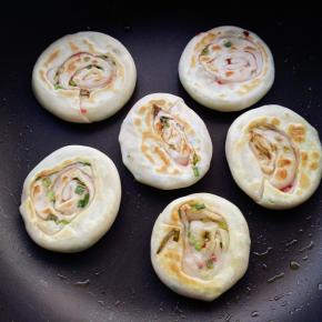 待一面金黄后翻面，直至两面金黄即可出锅。