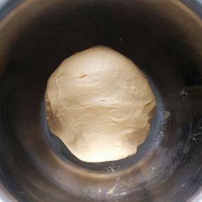 黑糖用料理机磨成粉，加温牛奶溶化。再将除黄油外所有材料放入盆中，搅拌成均匀的面团。加入黄油，揉成能拉出薄膜的完全阶段。