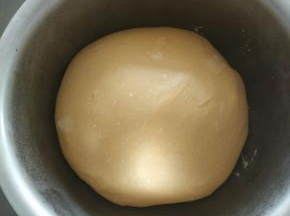 盖保鲜膜，室温发酵至两倍大。