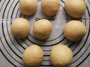 将面团平均分成6份，滚圆松弛15分钟。