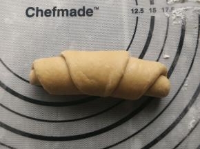 从粗的一头卷起，卷到细的一头后捏紧收口。