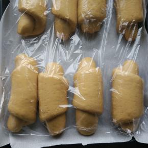 全部卷好后二发至两倍大。送入预热好的烤箱，中层180度烤15分钟左右。