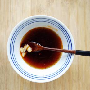 2颗大蒜拍碎，半碗矿泉水，1勺香醋，半勺盐半勺酱油半勺糖半勺辣椒红油混合均匀成调料汁。