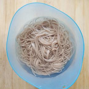 荞麦面入开水锅煮3分钟，捞起后放入凉开水中（加冰块更好）