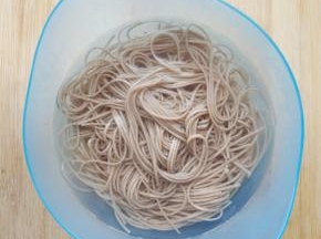 荞麦面入开水锅煮3分钟，捞起后放入凉开水中（加冰块更好）
