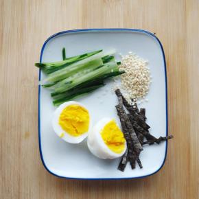 准备好黄瓜丝，白芝麻，海苔碎，鸡蛋对半切开。