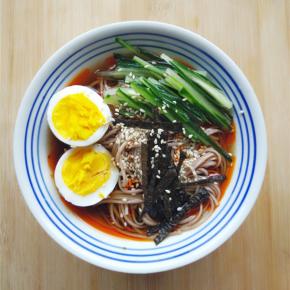 将面条沥干水放入调料碗中拌匀，放上鸡蛋，海苔碎，黄瓜丝和白芝麻即可。