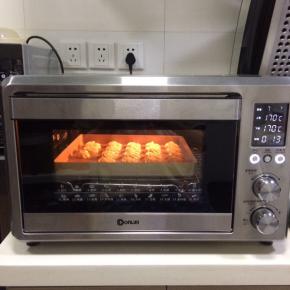 入预热好的东菱烤箱中，上下火170度18分钟，待饼干表面上色即可。大家根据自己烤箱情况调整温度和时间。