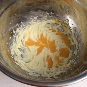 分两次加入鸡蛋液搅打，每次加入用中速搅打均匀，第一次搅打均匀后再加入下一次的量。
