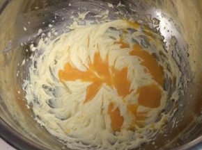 分两次加入鸡蛋液搅打，每次加入用中速搅打均匀，第一次搅打均匀后再加入下一次的量。