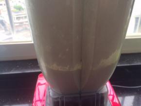 把破壁机调到6档，破壁机桶装上，按启动键，直到糖粉细腻即可。