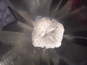 先把玉米淀粉倒入破壁机桶中。