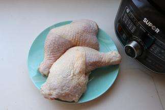 准备好鸡腿，清洗干净待用。