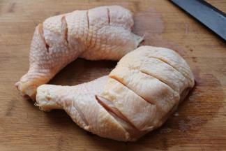 鸡腿表面划几刀，可以更好的入味。