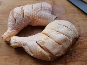 鸡腿表面划几刀，可以更好的入味。