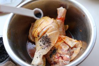 加入海盐，这次用的是黑色的海盐。