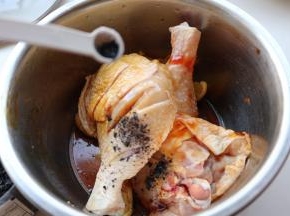 加入海盐，这次用的是黑色的海盐。