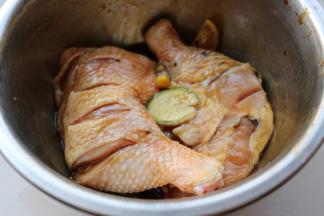 放上姜片和柠檬，拌匀腌制30分钟以上。