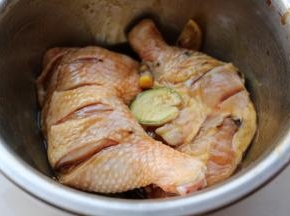 放上姜片和柠檬，拌匀腌制30分钟以上。