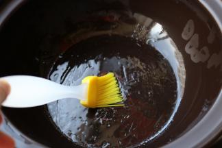 电砂锅底部刷一些油。