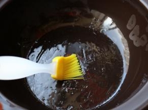 电砂锅底部刷一些油。