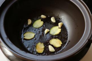 铺上蒜粒和姜片。