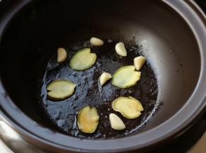 铺上蒜粒和姜片。