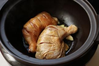 摆上腌好的鸡腿。