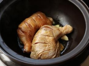 摆上腌好的鸡腿。