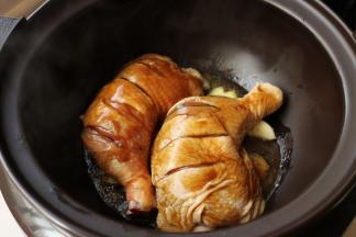 把腌汁也浇在鸡腿上面。