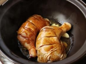 把腌汁也浇在鸡腿上面。