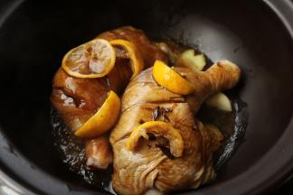 把柠檬块也摆在鸡腿上面。