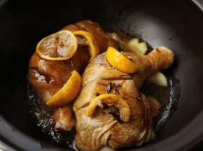 把柠檬块也摆在鸡腿上面。