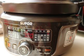 苏泊尔电砂锅选择砂锅焗功能，然后就可以愉快的看电视去了，1小时后再见咯。