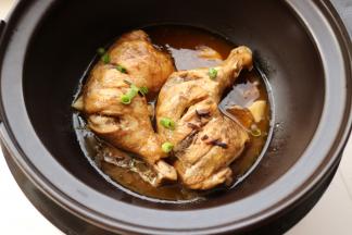 去掉姜片和柠檬片不要，撒上小葱末，美味的焗鸡腿就做好了。