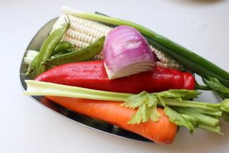 准备一些蔬菜，荤素搭配才是健康饮食。
