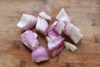 圆葱切块，爆锅味道超级好。