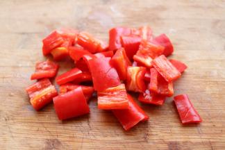 红椒切块，最后点缀一下，菜色才会更漂亮。